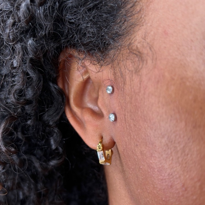 Surface tragus con titanio grado implante