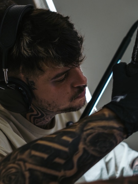 Tatuando en el estudio